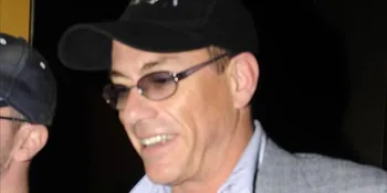 Van Damme Bantah Sakit Jantung Lewat Facebook