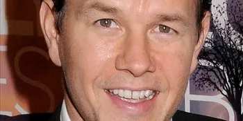 Mark Wahlberg Suka Ngobrol Bareng Teddy Bear