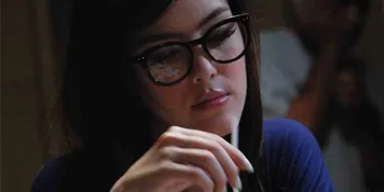 Cathy Sharon - Julie Estelle Kacamata Penting!