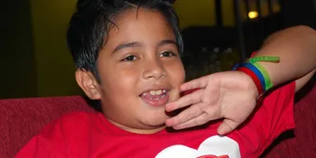 Umay Shahab Ngamen Untuk Korban Bencana