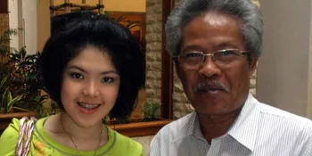 Tina Toon Jadi Relawan Penghibur Anak Korban Merapi