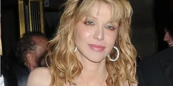 Janda Kurt Cobain Telanjang di Depan Wartawan