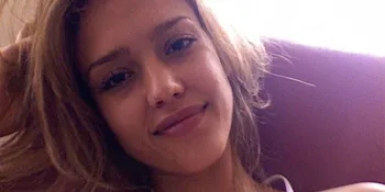 Foto Topless Jessica Alba Tersebar di Internet