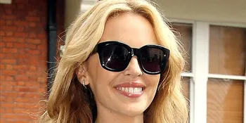 Terpeleset di Panggung, Kylie Minogue Tetap Tenang