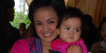 Nirina Doktrin Anak Dengan Dandanan Warna Pink