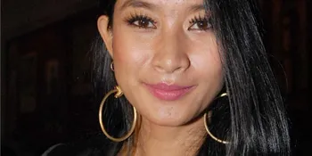 Happy Salma Lelang Buku Favorit Untuk Korban Bencana