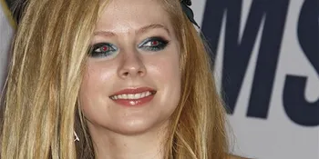 Avril Lavigne Salahkan Label Untuk Penundaan Album