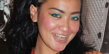 Ina Kamarie Ekspresikan Kebebasan Lewat Musik Rock