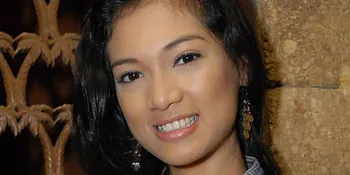 Eva Asmarani Perdana Ciuman di 'HANTU TANAH KUSIR'