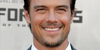 Josh Duhamel 'Ditendang' Dari Pesawat