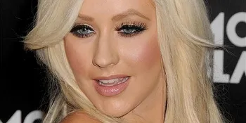 Terlalu 'Panas' Aguilera - Rihanna Diprotes Pemirsa