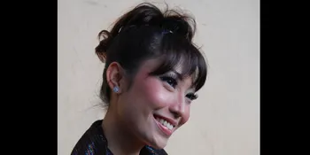 Sambut Tahun Baru Ayu Dewi Berubah Feminim