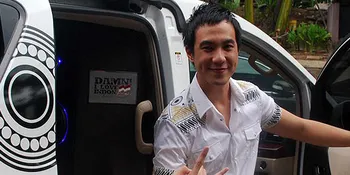 Natal, Daniel Mananta Tukar Kado Barang Bekas