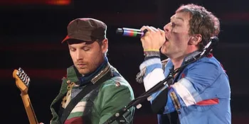 Coldplay Boyong Gary Barlow ke Atas Panggung