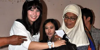 Inka Christie Tangisi Korban Banjir Bale Endah