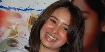 Ayu Shita Kepanasan dan Kehujanan Demi Irfan Bachdim