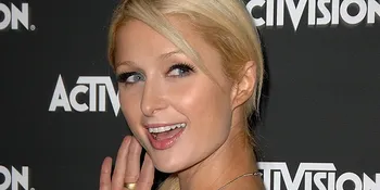 Karena Pisau, Paris Hilton Harus Turun Dari Pesawat