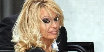 Pertama Bugil, Pamela Anderson Hampir Muntah