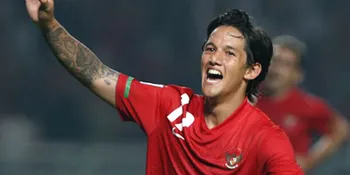 Irfan Bachdim Jadi Motif Busana Batik