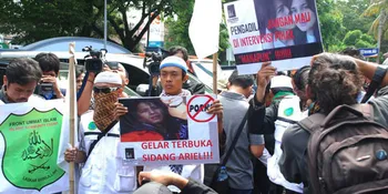 Ariel Terganggu Para Demonstran
