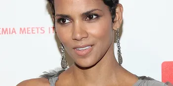 Halle Berry Bujuk Revlon Untuk Beramal