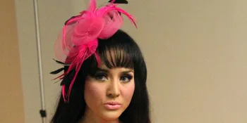 Terkekang, Cynthiara Alona Lepas Jilbab di 2011