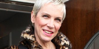 Annie Lennox Dianugerahi Gelar Bangsawan