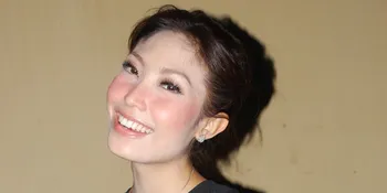 Nikah, Ayu Dewi Siapkan Lipstik Emas 24 Karat