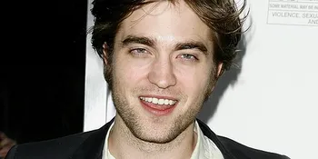 Pattinson - Damon Jadi Presenter Golden Globe