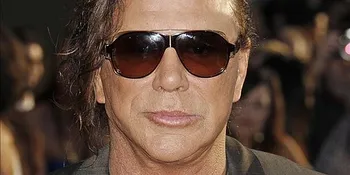 Demi Film Mickey Rourke Rela Kehilangan Gigi