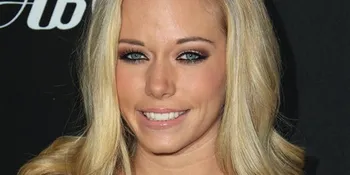Kendra Wilkinson: Hugh Hefner Terlalu Muda Untuk Menikah