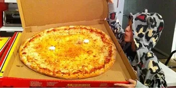 Wah.. BoA Makan Pizza Raksasa