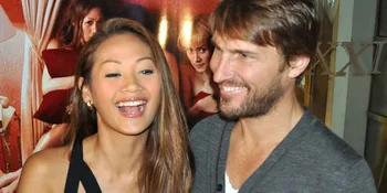 Indah Kalalo Gandeng Bule Australia