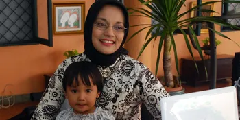 Marissa Haque Beri Laptop Pada Pembantunya