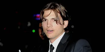 Ashton Kutcher Suka Pipis di Kebun