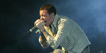 Vokalis Linkin Park Mulai Tur Dengan Cedera