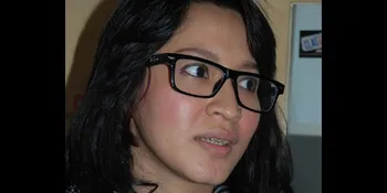 Okie Agustina Curhat di Radio Tiap Senin Malam