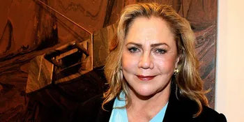 Kathleen Turner Perankan Biarawati di 'HIGH'