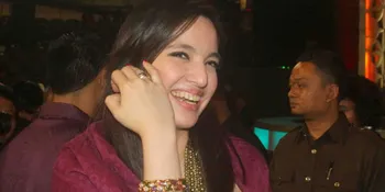 Nia Ramadhani Nonton Konser Bareng Ibu Mertua