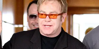 Elton John Suka Bau Popok