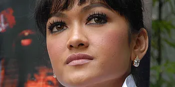 Julia Perez: DP Lempar Batu Sembunyi Tangan