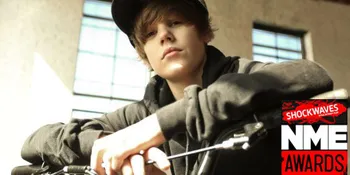 Justin Bieber 'Hancur' di NME Awards