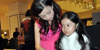 Anak 'Telat' Bicara, Angie Stress