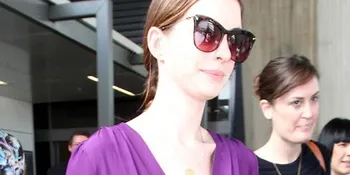 Ups, Gaun Anne Hathaway Melorot!