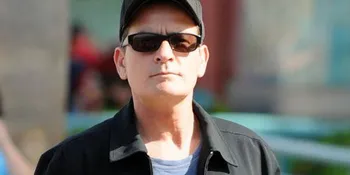 Hernia, Charlie Sheen Sukarela Masuk Rehab?