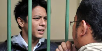 Ariel Dilempar Telur Busuk