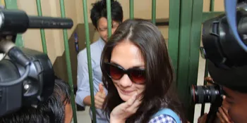 Luna Maya Lepas Ariel Dengan Pelukan