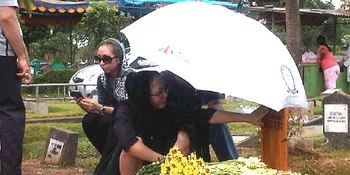 Kangen, Angie 'Nyekar' ke Makam Adjie