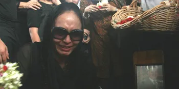 Usai 'Nyekar', Angie Cium Nisan Suami