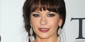 Catherine Zeta Jones Tidur Dalam Lemari